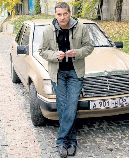 Актер в роли бравого полицейского