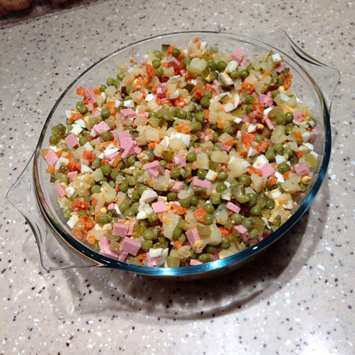 ...собственноручно готовит оливье.