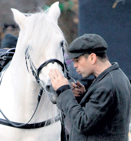 ...и болевшая задница долго напоминала ему о съёмках в седле