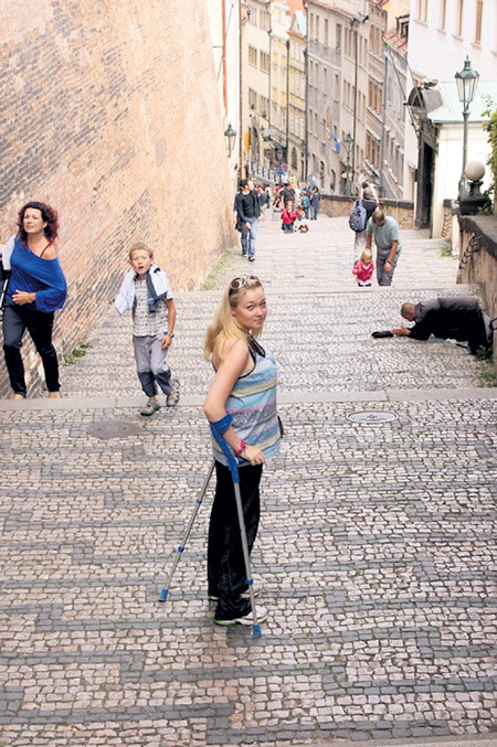 Сейчас Ирина ходит на костылях…