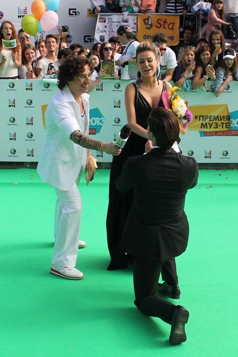 Слава НИКИТИН сделал предложение Татьяне ТЕРЕШИНОЙ прямо на ковровой дорожке