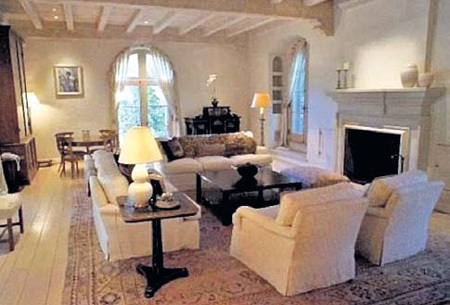 По меркам Голливуда особняк кинозвезды обставлен довольно скромно