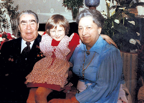 Леонид Ильич и Виктория Петровна души не чаяли в правнучке Гале