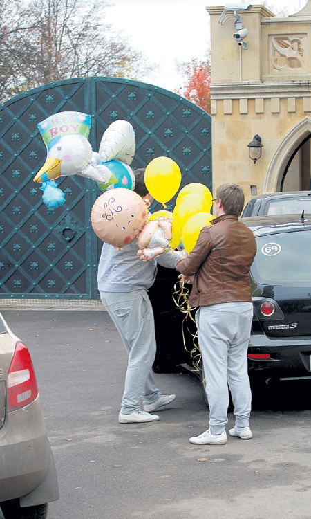 Подарки и связка воздушных шаров от Николая БАСКОВА еле уместились на заднем сиденье машины