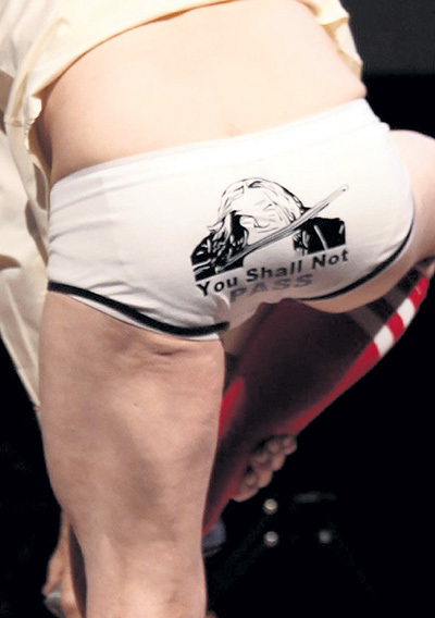 ...с говорящей надписью «Ты не пройдёшь» и изображением Гэндальфа с мечом подарил открытому гею МАККЕЛЛЕНУ телеведущий Энди КОЭН