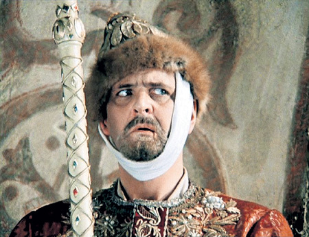 Юрий ЯКОВЛЕВ в роли царя (кадр из фильма «Иван Васильевич меняет профессию»)