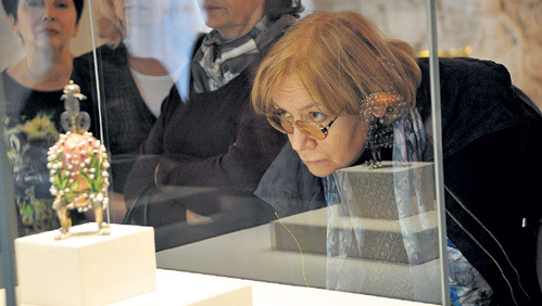 В свободное от кинопросмотров время Елена САНАЕВА успела побывать в музее ФАБЕРЖЕ и полюбоваться на яйца