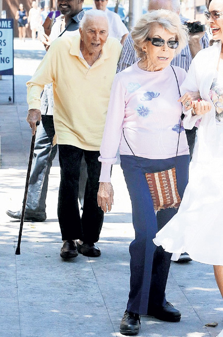 На двоих 97-летнему Керку ДУГЛАСУ и 84-летней Энн почти 200 лет