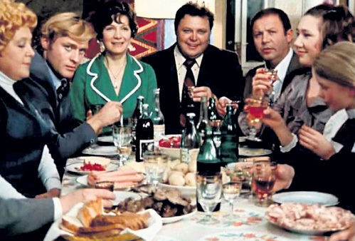 Перманентное застолье, продолжающееся с 31 декабря по 14 января, - непростое испытание для наших желудков (кадр из фильма «Старый новый год», 1980)