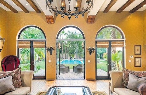 ...шесть спален и столько же ванных комнат