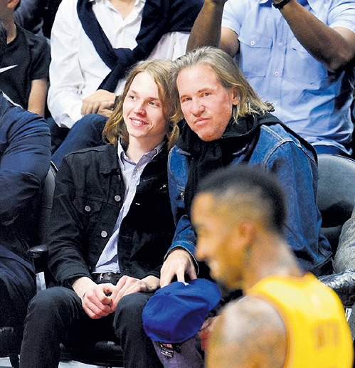 КИЛМЕР в последнее время постоянно кутал горло (с сыном Джеком на баскетболе)