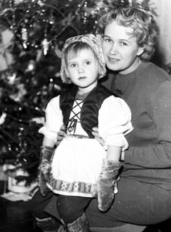 Маленькая Ира с мамой. Фото: kino-teatr.ru