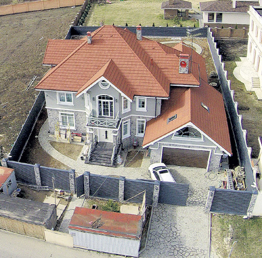 Внутренняя отделка дома идёт полным ходом. Подсобки рабочих стоят прямо у забора особняка. Фото Руслана ВОРОНОГО