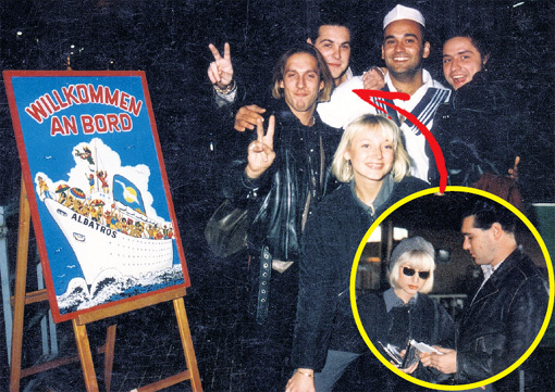 Октябрь, 1994 года. Генуя. Перед посадкой на «Альбатрос». Слева за Кристиной - её тогдашний парень Сергей из «Тодеса». За его плечом - директор Дима. А на фото в круге - Дмитрий передает ОРБАКАЙТЕ её паспорт с итальянской визой