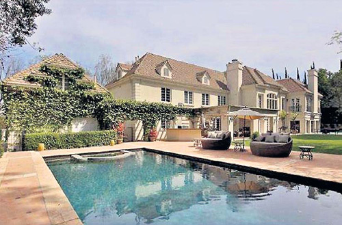Площадь дома Аврил и Чеда во французском стиле 733 кв. м. В нём шесть спален и 7,5 ванных комнаты