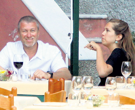 Денис КАЛМЫШ, шеф-повар и автор книги «Повар в «Гараже», рассказывал, что Даша ЖУКОВА очень любит чеснок и всегда просит побольше. Как дыхнёт после обеда на Абрамовича, что у того слёзы на глазах выступают!