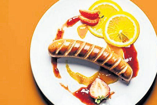 Сосиска с клубничным джемом