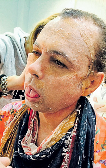 ...Грим занимает несколько часов. Фото: фейсбук**