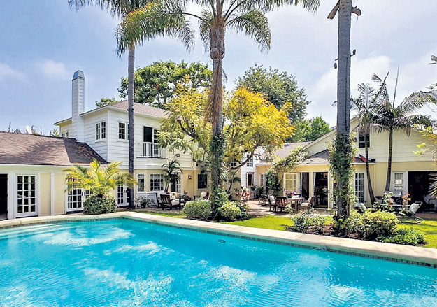 Эта вилла в Лос-Анджелесе, где супруги провели 12 лет, сейчас выставлена на продажу. Знаменитые хозяева просят за неё чуть больше семи миллионов баксов