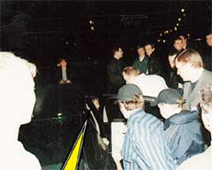 ЗЕМА САДИТСЯ В АУДИ: на заднем плане - группа телохранителей