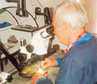 ОПЫТНЫЙ МАСТЕР: штамповки для новых монет и наград - его ручная работа