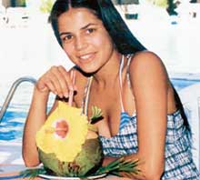 ЗВЕЗДНАЯ ЖИЗНЬ НИВЕИ ШТЕЛЬМАНН: щедро я себя напою кокосовым соком...