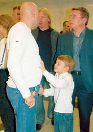 ЗНАМЕНИТЫЙ ПРОДЮСЕР: вывел в свет приемного сына Тему