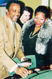 АЗАРТНЫЕ СУПРУГИ: Томас и Лиз Митчелл