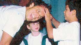 АКТЕР С СЫНОВЬЯМИ: слева - Педро, справа - Диого