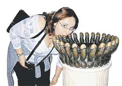 ЛУЧШИЙ СУВЕНИР: женщины ищут любую возможность прикоснуться к прекрасному