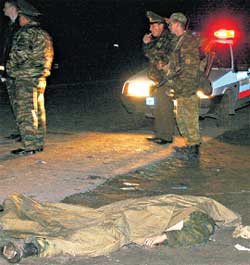 МЕСТО ТРАГЕДИИ: асфальт рядом с трупами был залит кровью