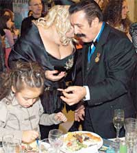 ТОКАРЕВЫ: заботливый Вилли по совету жены подкладывал дочке самые вкусные кусочки