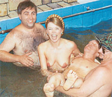 НА СЪЕМКАХ: в первом фильме грудь была меньше