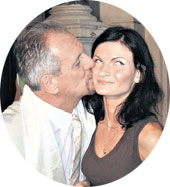 АЛЕКСАНДР НОВИКОВ С ПОКЛОННИЦЕЙ: народный целитель утверждал, что лечил Президента России