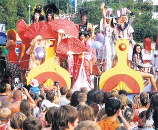 КРАСОЧНОЕ ШЕСТВИЕ: феерия цвета и веселья