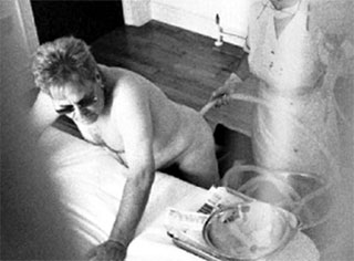 ЭЛТОН ДЖОН У ПРОКТОЛОГА: «Катетер, сэр!»