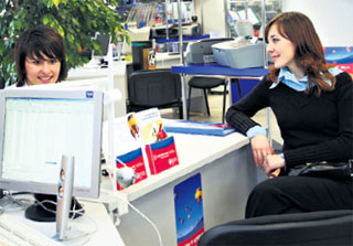 ПРЕДСТАВИТЕЛЬНИЦА БАНКА: употребит все свое обаяние, чтобы вы подмахнули договор о кредите, не вникая в его условия