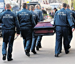 ВОЗЛЕ ДОМА КИНО: организовать похороны помогли представители МЧС