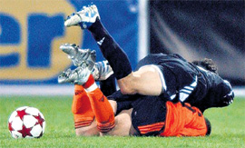 ФУТБОЛЬНЫЙ БУТЕРБРОД: в нашем чемпионате сильный так и норовит подмять под себя слабого (фото «Спорт-Экспресс»)