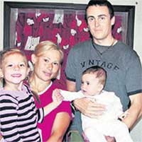 НОВАЯ СЕМЬЯ: Юлия с дочкой Олесей, а папа Василий - с Василиной (Фото с сайта chepalova.my1.ru)