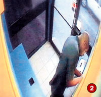 На самом деле он укрепляет, так называемую, ловушку для карточки