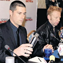 НА ПРЕСС-КОНФЕРЕНЦИИ: справа от актёра - режиссёр фильма «Точка обстрела» Пит Трэвис