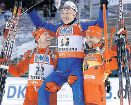 МАКСИМ ЧУДОВ (В ЦЕНТРЕ): на уступивших ему в спринте норвежцев Ханеволда и Бьорндалена (справа) после гонки смотрел свысока