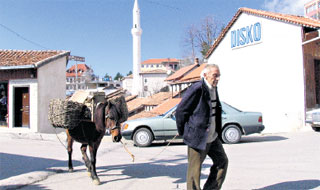 ГОРОД ДУРРЕС: дедушка Исмет разрешил себя запечатлеть вместе с осликом на фоне минарета, модного ночного клуба и «мерседеса» сомнительного происхождения