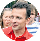 ВАСИЛИЙ ЯКЕМЕНКО: этот чиновник убеждает молодёжь, что размножаться в однокомнатной квартире моднее, чем в шикарном особняке