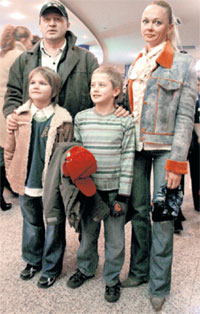 ФОМИНЫ: Олег с женой Аленой и сыном Данилой (слева) поддерживает прекрасные отношения (справа на переднем плане друг Данилы - Коля)