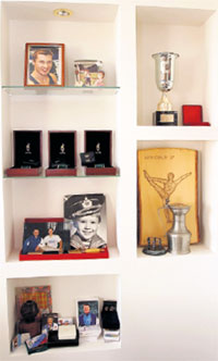 МЕДАЛИ И КУБКИ: маме чемпиона есть что показать