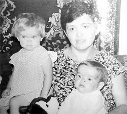 МАМА НИНА: с трёхлетней Зиночкой и годовалым Ванечкой