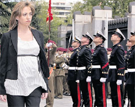 КАРМИ ЧАКОН: солдаты выпячивают грудь, а их министр - живот