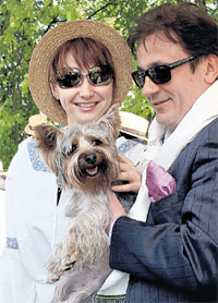 ИГРА НА ПУБЛИКУ: за спиной позировавшего с женой Настей и собачкой Нафаней Меньшикова всегда был...